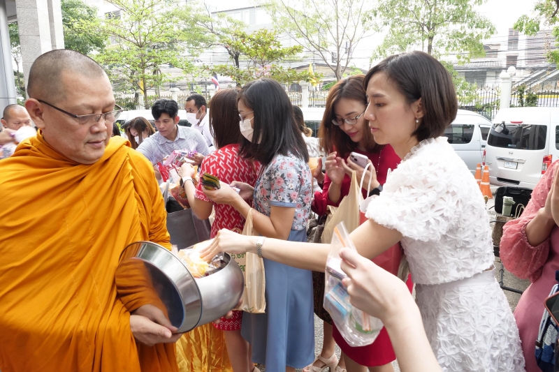 พิธีเจริญพระพุทธมนต์และทำบุญตักบาตร คณะสงฆ์ จำนวน 9 รูป