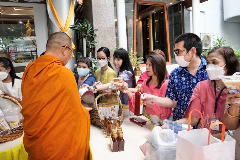 พิธีเจริญพระพุทธมนต์และทำบุญตักบาตร คณะสงฆ์ จำนวน 9 รูป