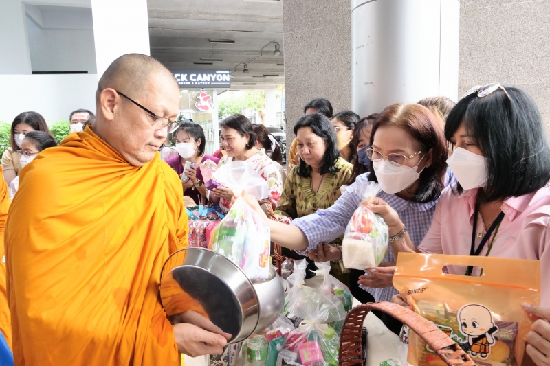 พิธีเจริญพระพุทธมนต์และทำบุญตักบาตร คณะสงฆ์ จำนวน 9 รูป