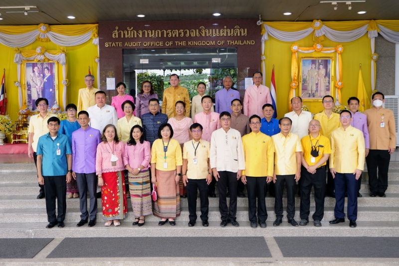 พิธีทำบุญตักบาตรข้าวสารอาหารแห้ง คณะสงฆ์จากวัดระฆังโฆสิตารามวรมหาวิหาร พระอารามหลวง เนื่องในเทศกาลขึ้นปีใหม่ พุทธศักราช 2566