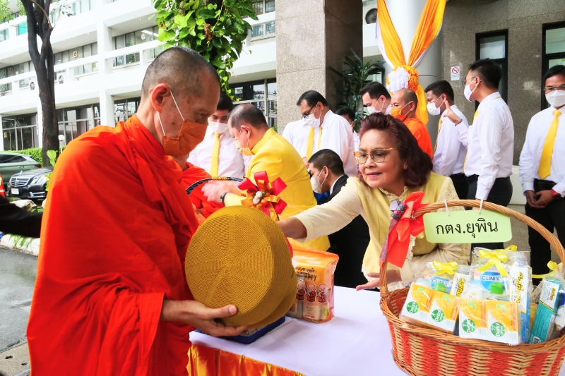 ทำบุญตักบาตร