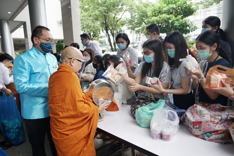 พิธีทำบุญตักบาตรข้าวสารอาหารแห้ง คณะสงฆ์จำนวน 9 รูป จากวัดเทพธิดารามวรวิหาร พระอารามหลวง เพื่อน้อมถวายเป็นพระราชกุศลและถวายพระพร