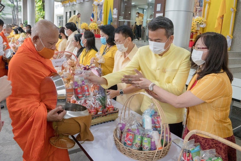 พิธีทำบุญตักบาตรข้าวสารอาหารแห้ง คณะสงฆ์จากวัดระฆังโฆสิตารามวรมหาวิหาร พระอารามหลวง เพื่อน้อมอุทิศถวายเป็นพระราชกุศลแด่พระบาทสมเ