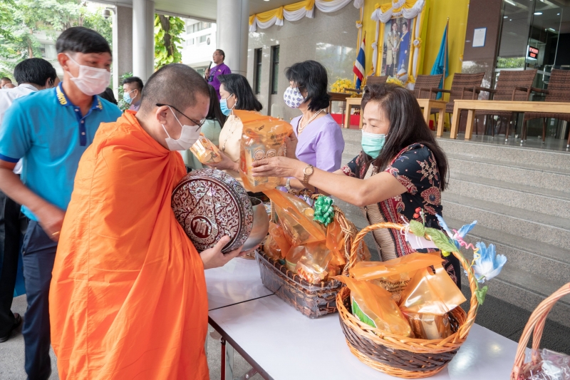 พิธีทำบุญตักบาตรข้าวสารอาหารแห้ง คณะสงฆ์จากวัดอินทรวิหาร พระอารามหลวง