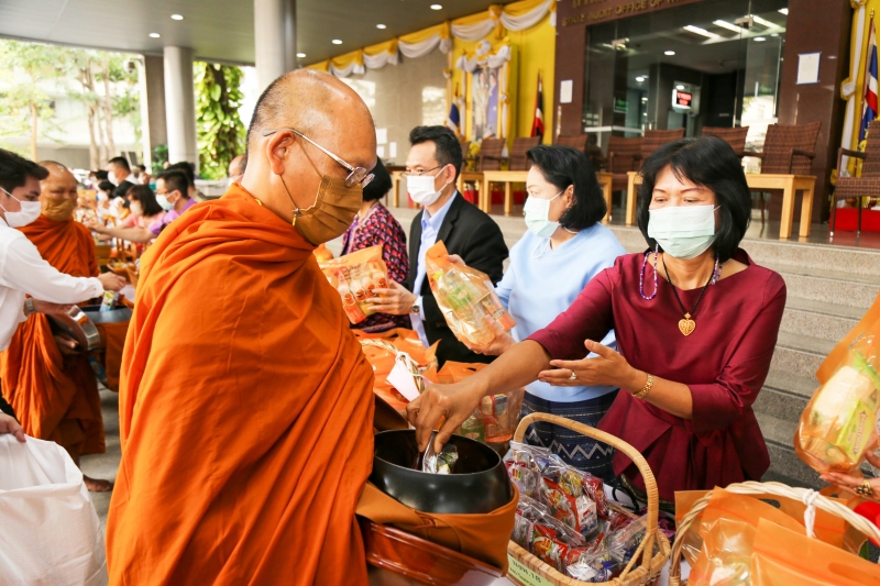 พิธีทำบุญตักบาตรข้าวสารอาหารแห้ง คณะสงฆ์จากวัดพระราม 9 กาญจนภิเษก พระอารามหลวง