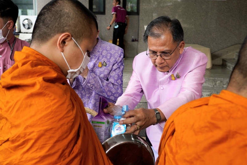 พิธีสวดพระพุทธมนต์และทำบุญตักบาตร 
