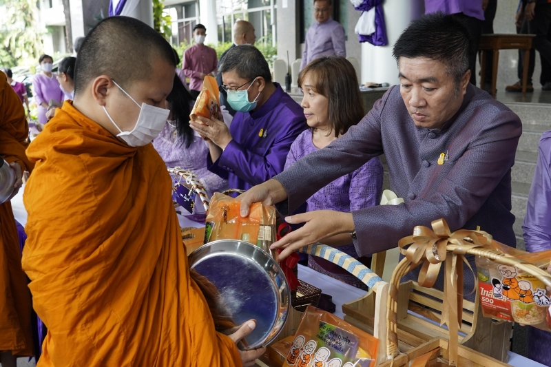 พิธีสวดพระพุทธมนต์และทำบุญตักบาตร 