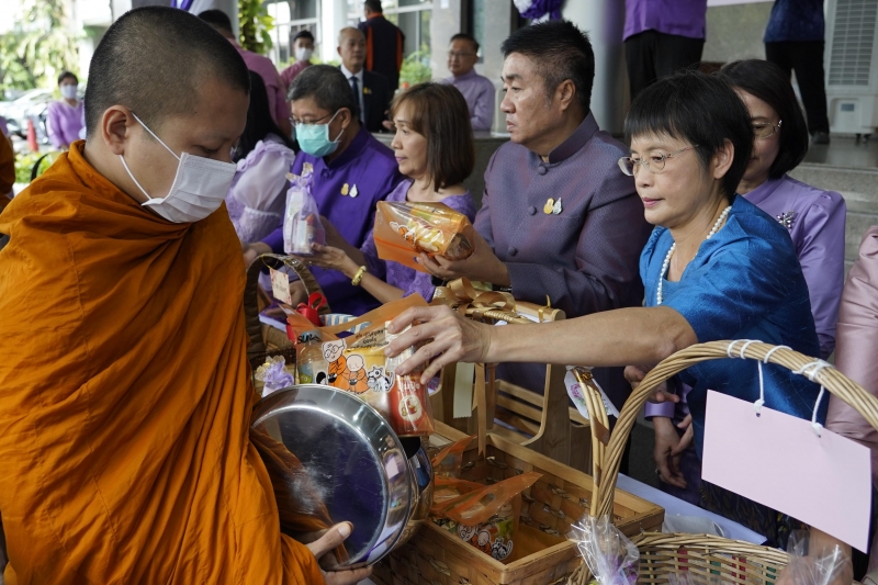 พิธีสวดพระพุทธมนต์และทำบุญตักบาตร 