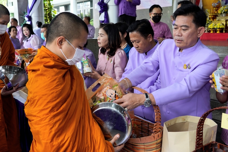 พิธีสวดพระพุทธมนต์และทำบุญตักบาตร 