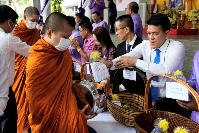 พิธีสวดพระพุทธมนต์และทำบุญตักบาตร 