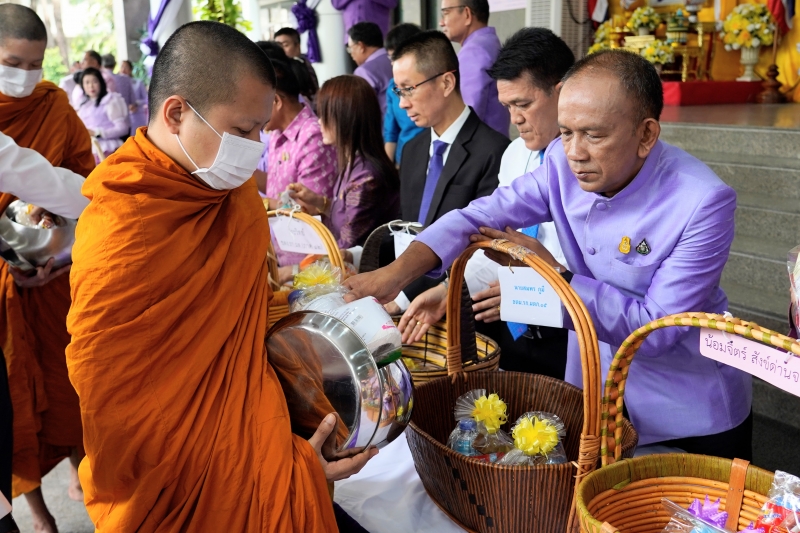 พิธีสวดพระพุทธมนต์และทำบุญตักบาตร 