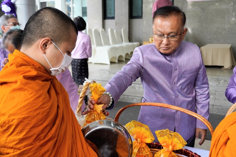 พิธีสวดพระพุทธมนต์และทำบุญตักบาตร 