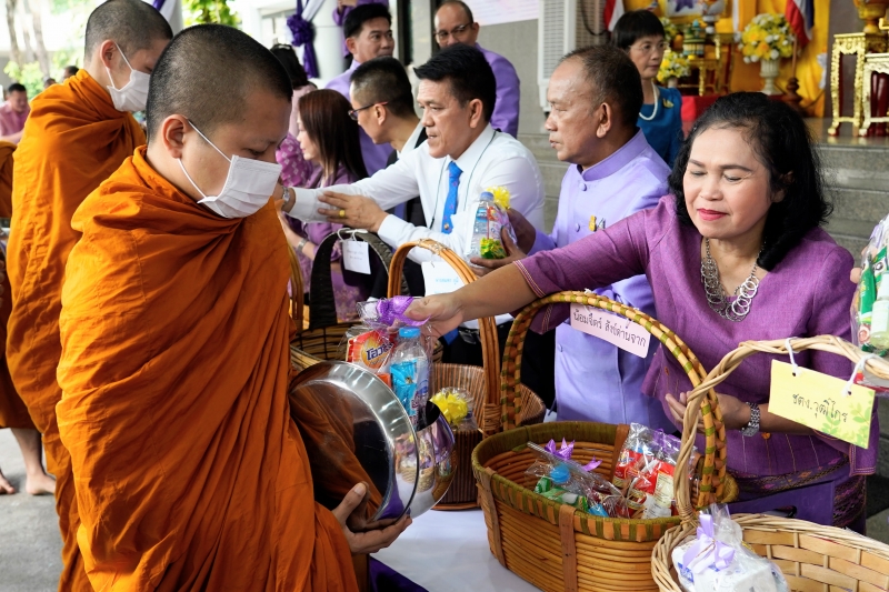 พิธีสวดพระพุทธมนต์และทำบุญตักบาตร 