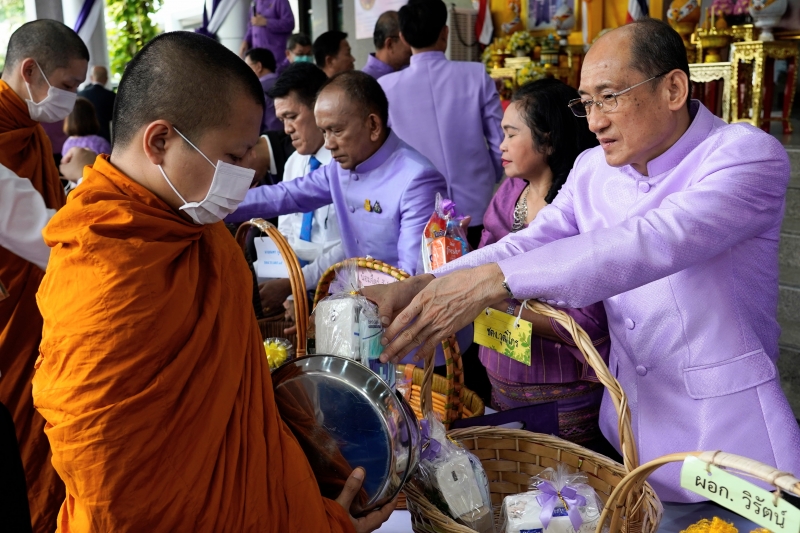 พิธีสวดพระพุทธมนต์และทำบุญตักบาตร 