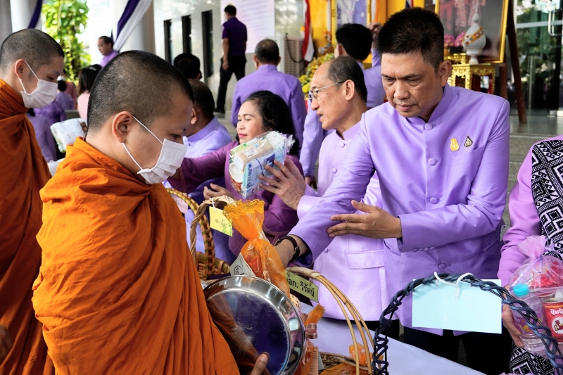 พิธีสวดพระพุทธมนต์และทำบุญตักบาตร 