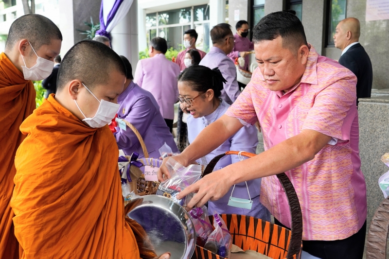 พิธีสวดพระพุทธมนต์และทำบุญตักบาตร 
