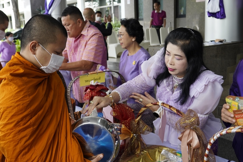 พิธีสวดพระพุทธมนต์และทำบุญตักบาตร 