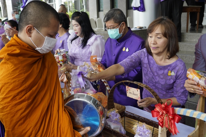 พิธีสวดพระพุทธมนต์และทำบุญตักบาตร 