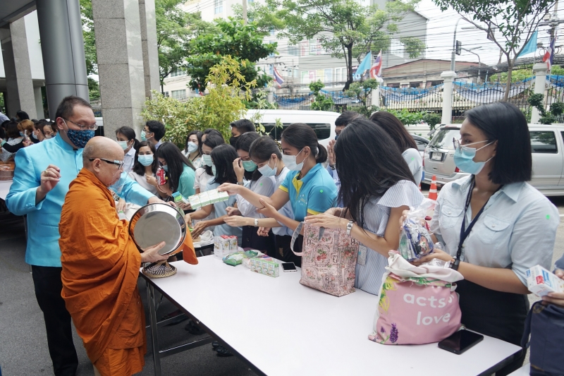 พิธีทำบุญตักบาตรข้าวสารอาหารแห้ง คณะสงฆ์จำนวน 9 รูป จากวัดเทพธิดารามวรวิหาร พระอารามหลวง เพื่อน้อมถวายเป็นพระราชกุศลและถวายพระพร