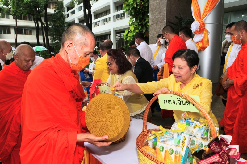 ทำบุญตักบาตร