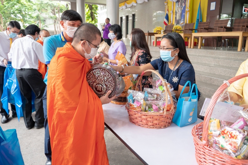 พิธีทำบุญตักบาตรข้าวสารอาหารแห้ง คณะสงฆ์จากวัดอินทรวิหาร พระอารามหลวง