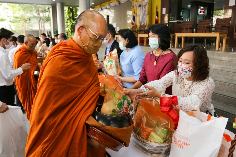 พิธีทำบุญตักบาตรข้าวสารอาหารแห้ง คณะสงฆ์จากวัดพระราม 9 กาญจนาภิเษก พระอารามหลวง