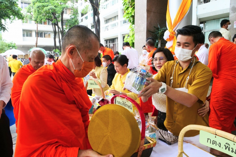 ทำบุญตักบาตร