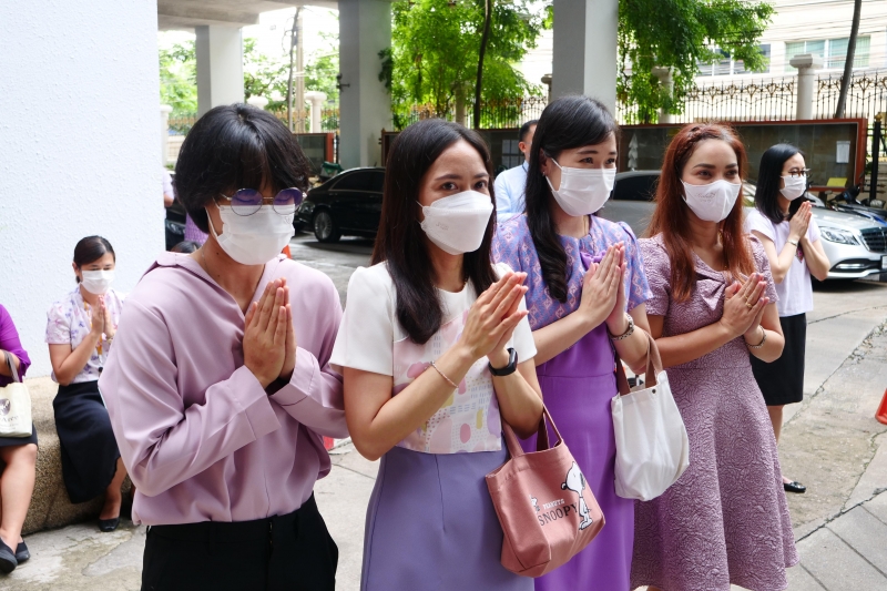 พิธีสวดพระพุทธมนต์และทำบุญตักบาตร 