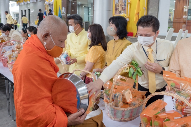 พิธีทำบุญตักบาตรข้าวสารอาหารแห้ง คณะสงฆ์จากวัดระฆังโฆสิตารามวรมหาวิหาร พระอารามหลวง เพื่อน้อมอุทิศถวายเป็นพระราชกุศลแด่พระบาทสมเ