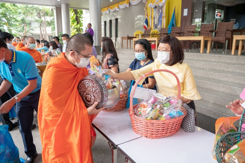 พิธีทำบุญตักบาตรข้าวสารอาหารแห้ง คณะสงฆ์จากวัดอินทรวิหาร พระอารามหลวง