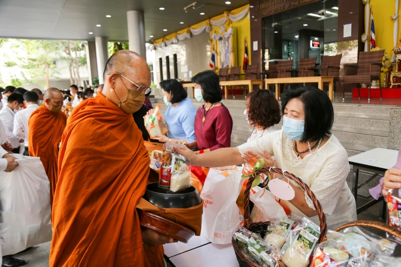 พิธีทำบุญตักบาตรข้าวสารอาหารแห้ง คณะสงฆ์จากวัดพระราม 9 กาญจนาภิเษก พระอารามหลวง