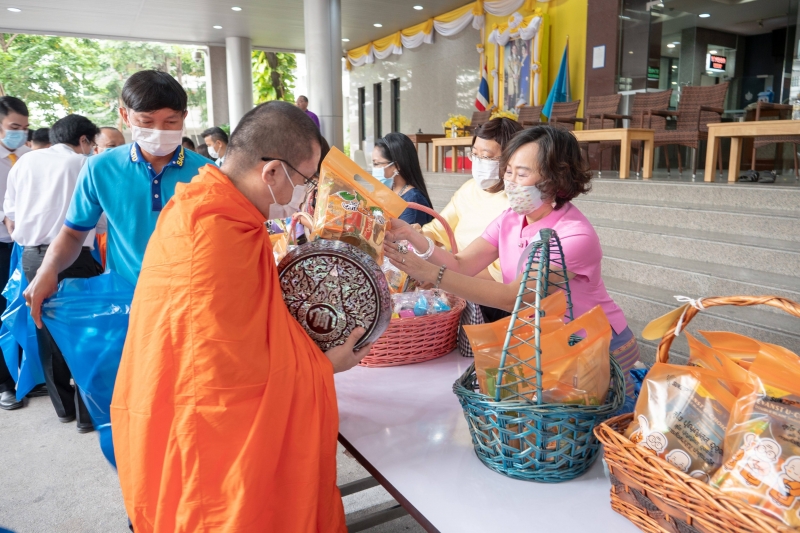 พิธีทำบุญตักบาตรข้าวสารอาหารแห้ง คณะสงฆ์จากวัดอินทรวิหาร พระอารามหลวง