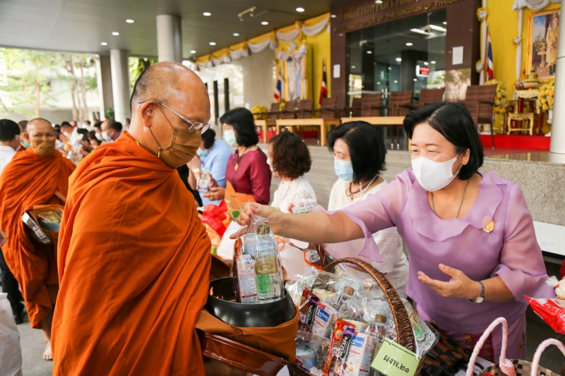 พิธีทำบุญตักบาตรข้าวสารอาหารแห้ง คณะสงฆ์จากวัดพระราม 9 กาญจนาภิเษก พระอารามหลวง