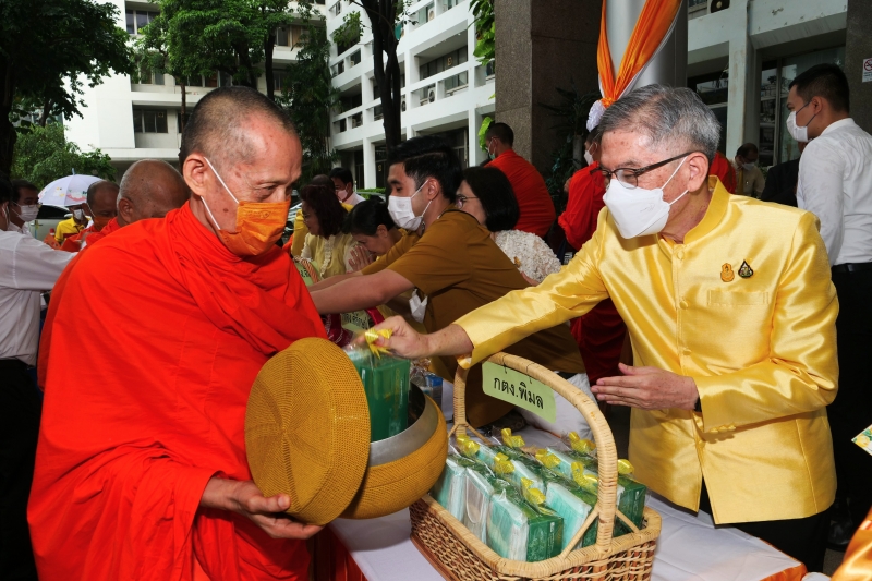 ทำบุญตักบาตร