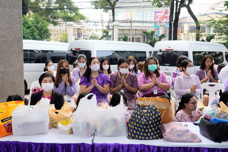 พิธีสวดพระพุทธมนต์และทำบุญตักบาตร 