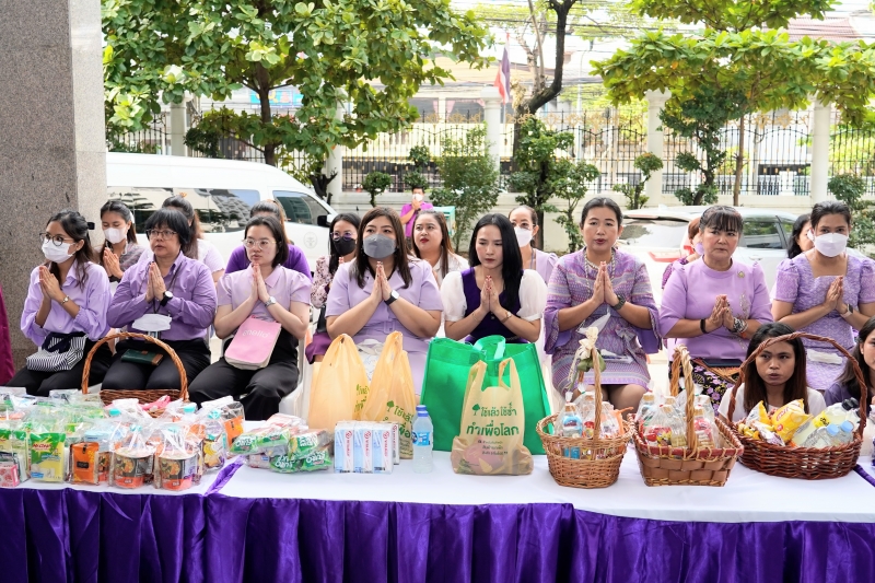 พิธีสวดพระพุทธมนต์และทำบุญตักบาตร 
