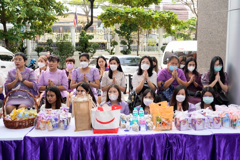 พิธีสวดพระพุทธมนต์และทำบุญตักบาตร 