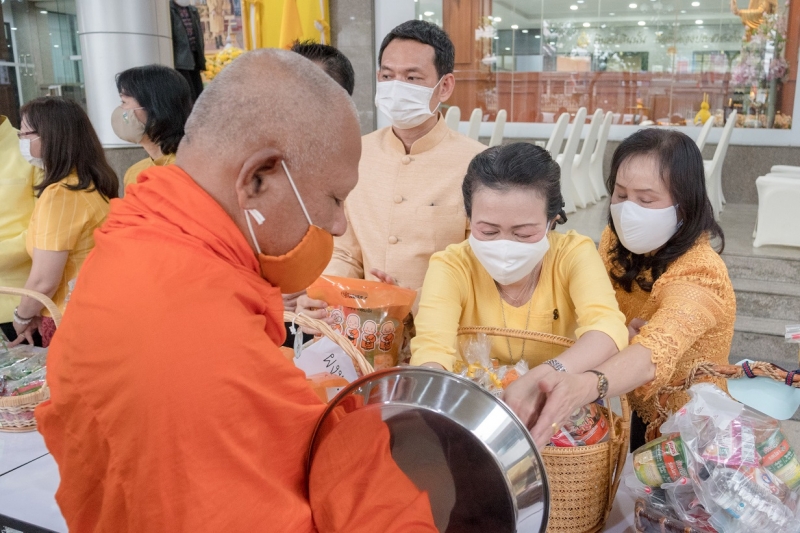 พิธีทำบุญตักบาตรข้าวสารอาหารแห้ง คณะสงฆ์จากวัดระฆังโฆสิตารามวรมหาวิหาร พระอารามหลวง เพื่อน้อมอุทิศถวายเป็นพระราชกุศลแด่พระบาทสมเ