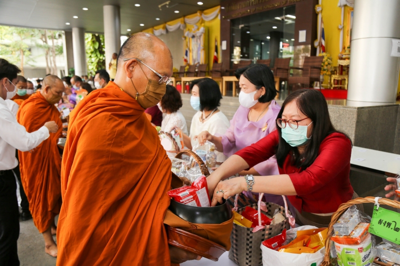 พิธีทำบุญตักบาตรข้าวสารอาหารแห้ง คณะสงฆ์จากวัดพระราม 9 กาญจนาภิเษก พระอารามหลวง