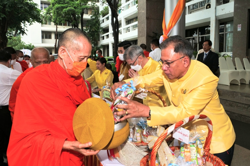 ทำบุญตักบาตร