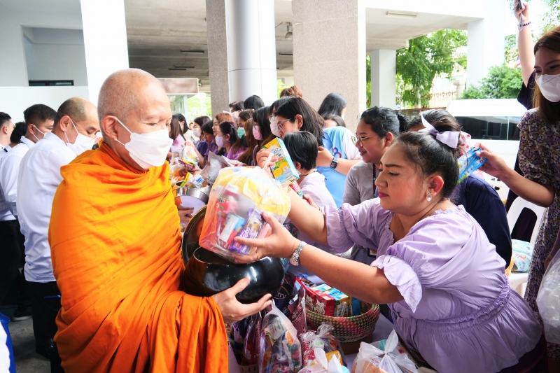 พิธีสวดพระพุทธมนต์และทำบุญตักบาตร 