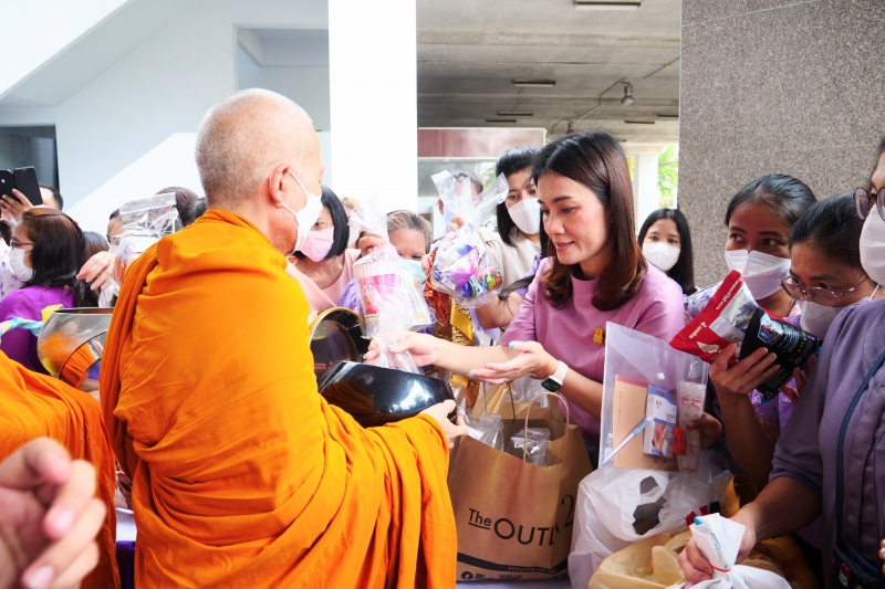 พิธีสวดพระพุทธมนต์และทำบุญตักบาตร 