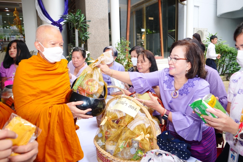 พิธีสวดพระพุทธมนต์และทำบุญตักบาตร 