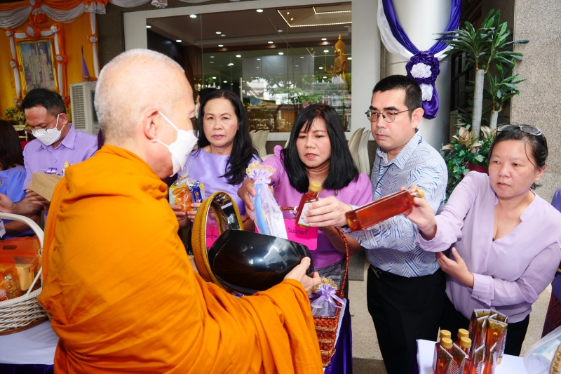 พิธีสวดพระพุทธมนต์และทำบุญตักบาตร 