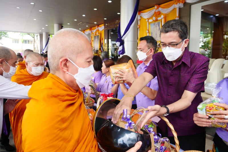พิธีสวดพระพุทธมนต์และทำบุญตักบาตร 