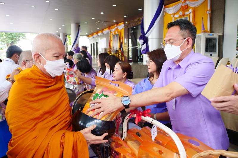 พิธีสวดพระพุทธมนต์และทำบุญตักบาตร 