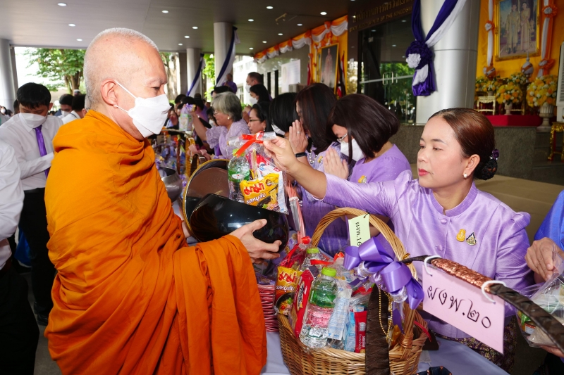 พิธีสวดพระพุทธมนต์และทำบุญตักบาตร 