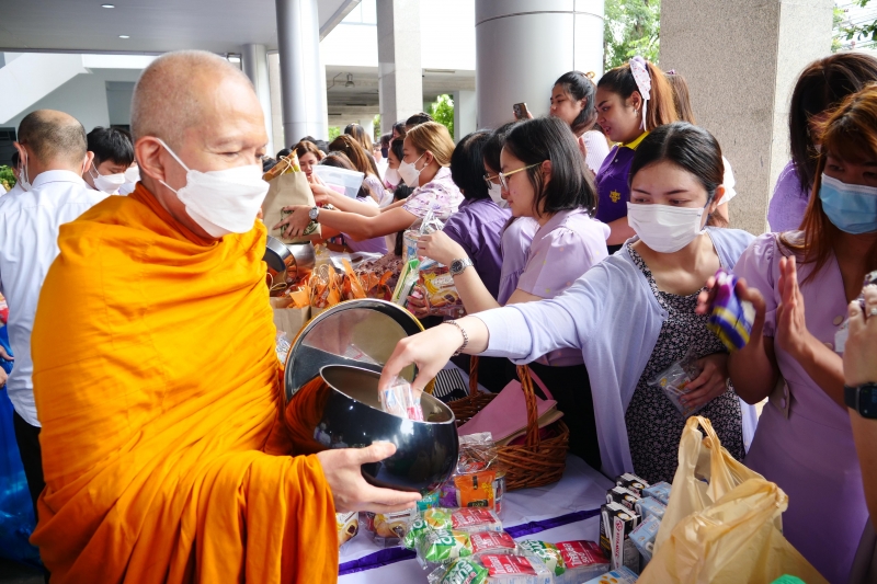 พิธีสวดพระพุทธมนต์และทำบุญตักบาตร 