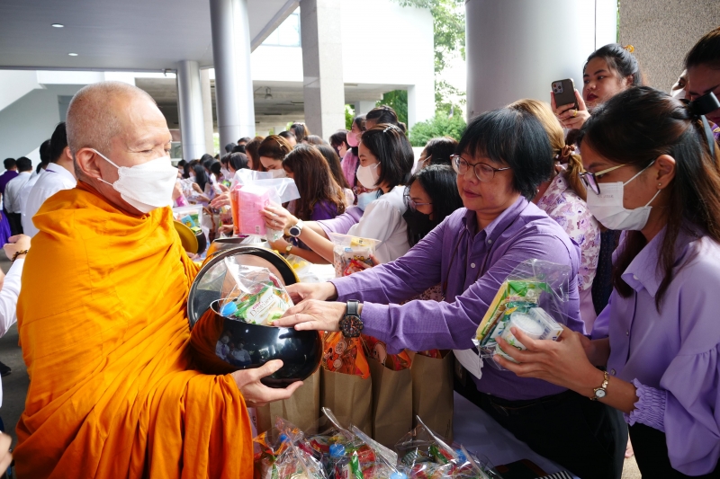 พิธีสวดพระพุทธมนต์และทำบุญตักบาตร 