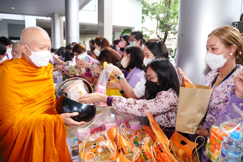 พิธีสวดพระพุทธมนต์และทำบุญตักบาตร 